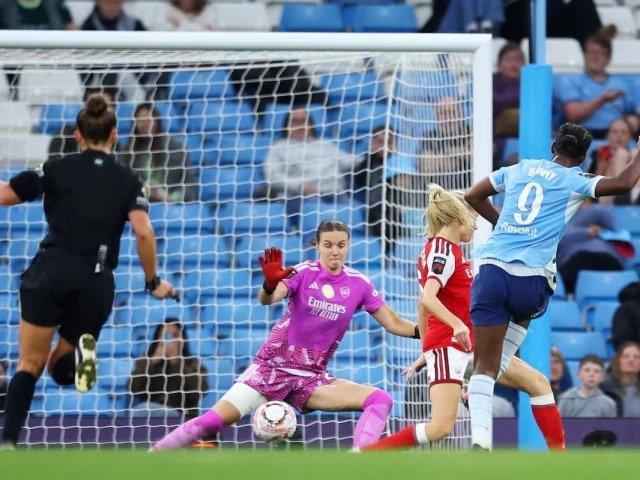 Manchester City Beat Arsenal 4-2 to Stay Top of WSL Khadija Shaw scores for Manchester City in their 4-2 WSL win over Arsenal
