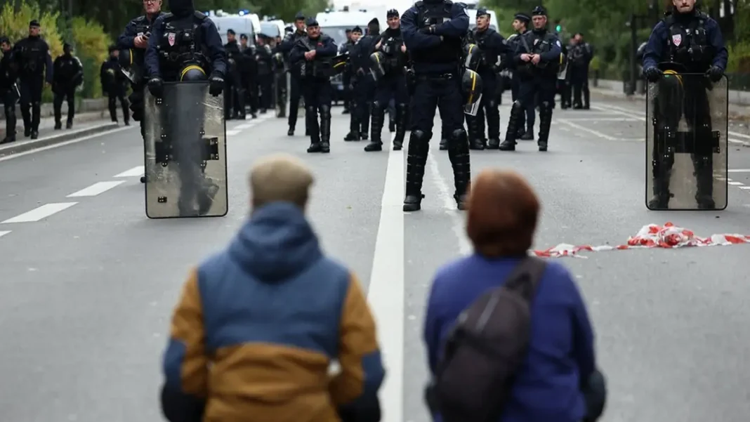 France Braces for Fresh Weekend Protests as Louvre and Art Basel Paris Shut France weekend protests — French riot police face protesters in Paris