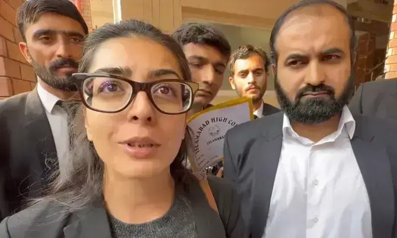 ATC Judge Warns of Jailing DSP, SP After IO Goes Missing in Imaan and Hadi’s Bail Hearing Imaan Mazari and Hadi Ali Chattha outside a court in Islamabad ahead of their bail hearing