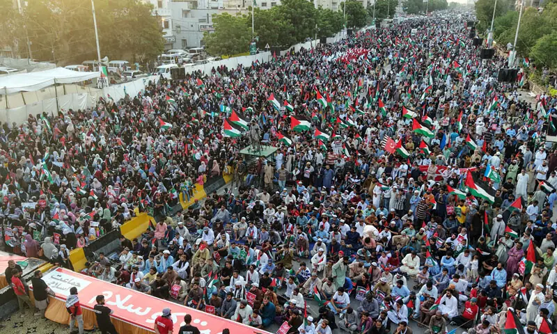 JI Stages Massive Gaza March in Karachi to Mark Third Anniversary of October 7 Crowds waving Palestinian flags at the JI Gaza march in Karachi