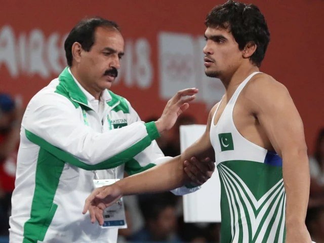 Pakistan’s Asian Games wrestling campaign ends as Inayat Ullah, Gulzar bow out Asian Games wrestling: Pakistan's Inayat Ullah with his coach