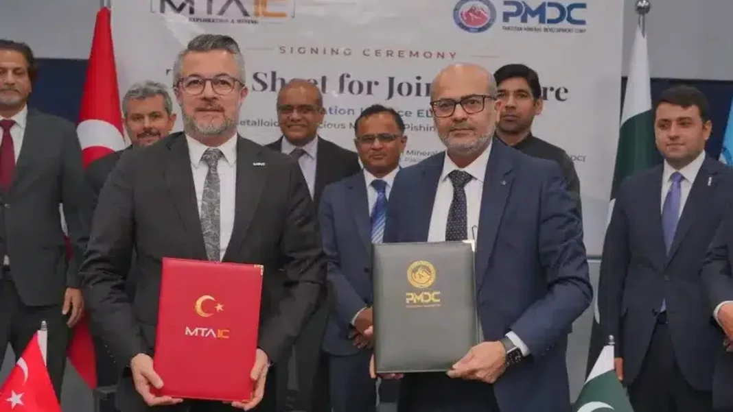 Pakistan, Turkey sign deal to explore gold, copper and antimony in Balochistan Pakistan Turkey minerals deal: PMDC and MTAIC officials hold signed folders at the ceremony