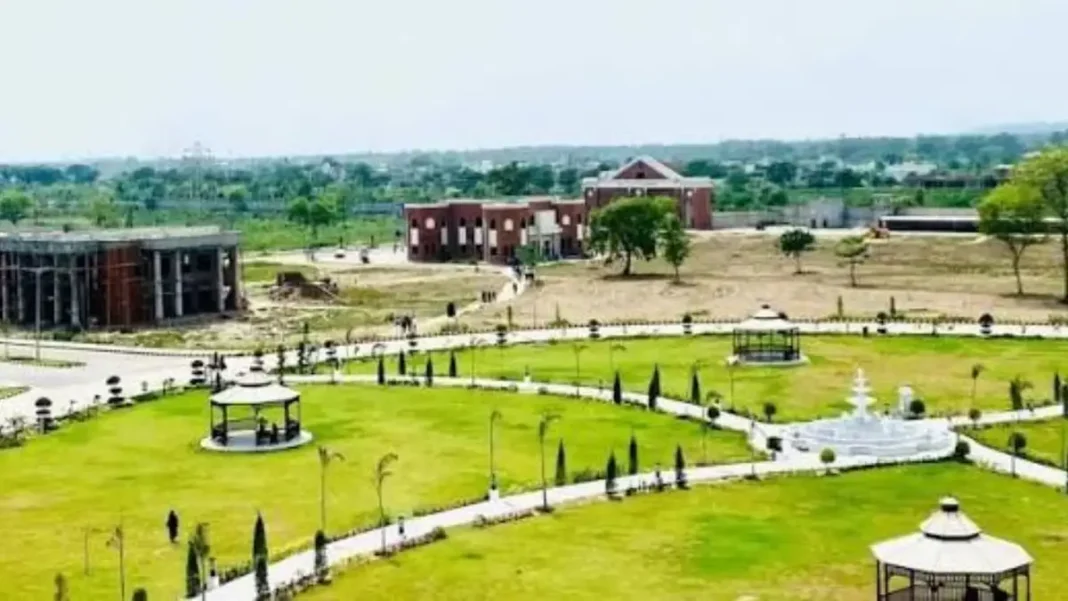 Rasul University Mandi Bahauddin Opens University of Rasul campus buildings and lawns — Rasul University Mandi Bahauddin