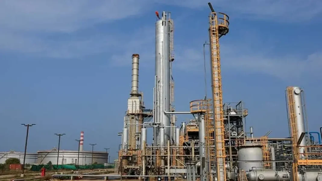 Pakistan Refineries Post Over 1,000% Profit Jump After Daily Fuel Price Shift Pakistan oil refineries profit: oil refinery plant and crude storage tanks at the Hub coast, Balochistan