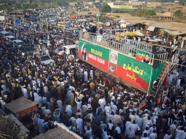 Afridi Leads PTI Convoy to Kohat After Overnight Stay in Karak PTI supporters gather during the protest march as the PTI convoy heads to Kohat after an overnight stay in Karak
