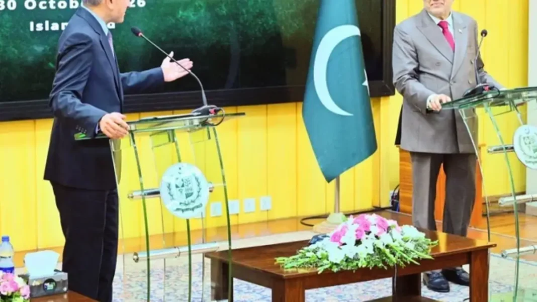 Singapore Praises Pakistan’s Gulf Mediation Role Ishaq Dar and Vivian Balakrishnan at a joint press briefing in Islamabad, Gulf mediation role