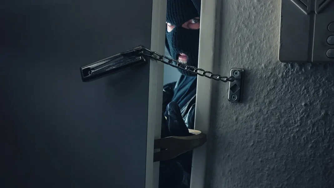 Rs270,000 Stolen From Raja Pervaiz Ashraf House Raja Pervaiz Ashraf house: masked intruder at a door