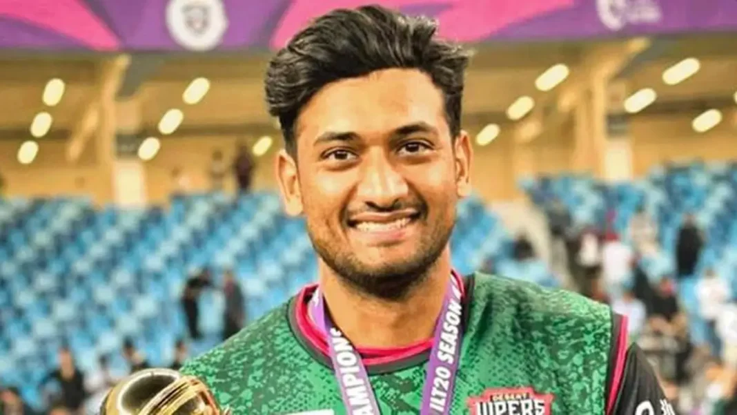 Hasan Nawaz rejoins Desert Vipers for ILT20 season 5 Hasan Nawaz ILT20: Hasan Nawaz holds the ILT20 trophy after Desert Vipers' Season 4 title win