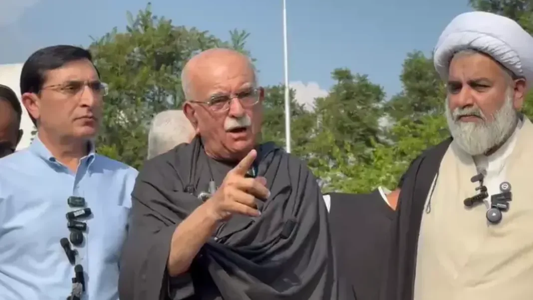 Achakzai Draws Balochistan Parallel as Opposition Vows Struggle Against KP Governor’s Rule Achakzai on KP emergency: Mehmood Khan Achakzai addresses reporters outside Parliament House, flanked by Barrister Gohar and Raja Nasir Abbas
