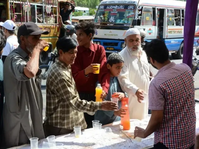 Karachi to Stay Hot and Dry as Mercury Nears 39°C, Says Met Office Volunteers distribute sherbet in Karachi during hot weather; Karachi hot dry weather
