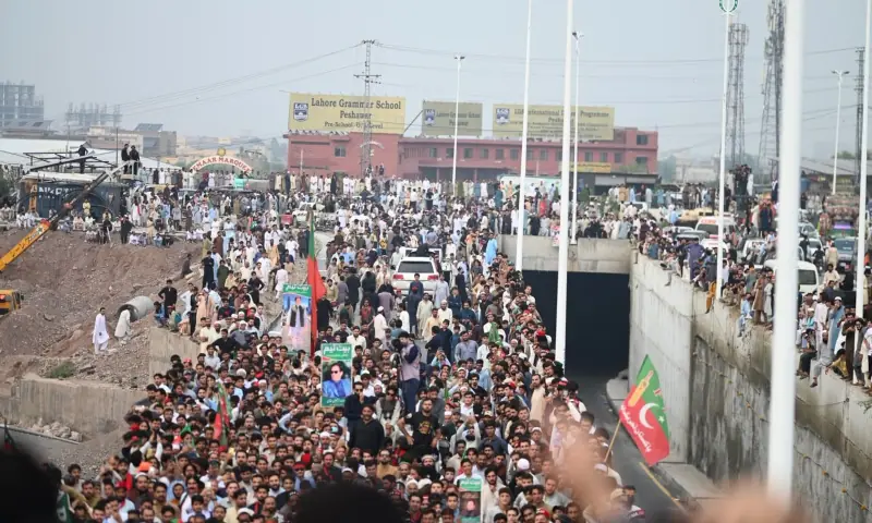 Afridi-led convoy enters Peshawar as PTI long march continues for fifth day PTI long march: supporters gather as the Afridi-led convoy enters Peshawar
