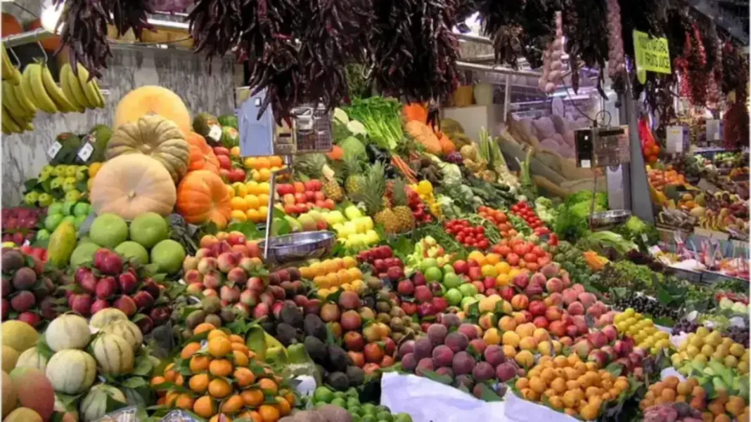 Short-term inflation rises to 11.38pc on costly food, PBS data shows Short-term inflation Pakistan: fresh produce on sale at a market as food prices push inflation to 11.38pc