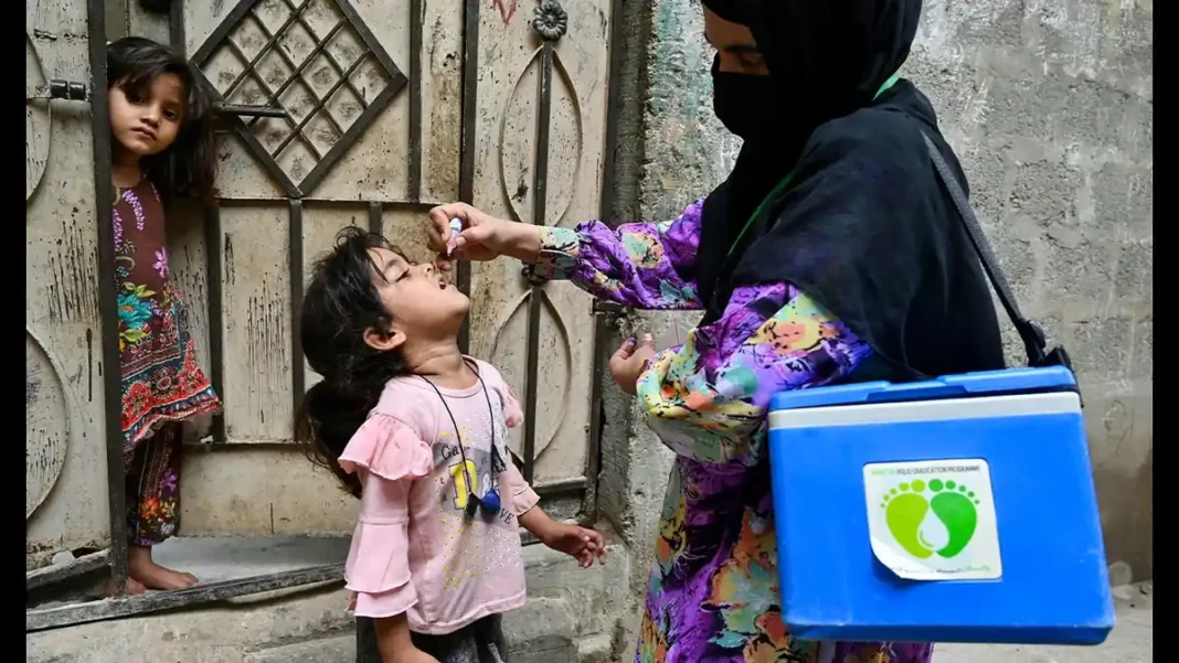 Polio case in Karachi: six-month-old contracts virus, emergency meeting called Polio case Karachi: a health worker administers polio drops to a child