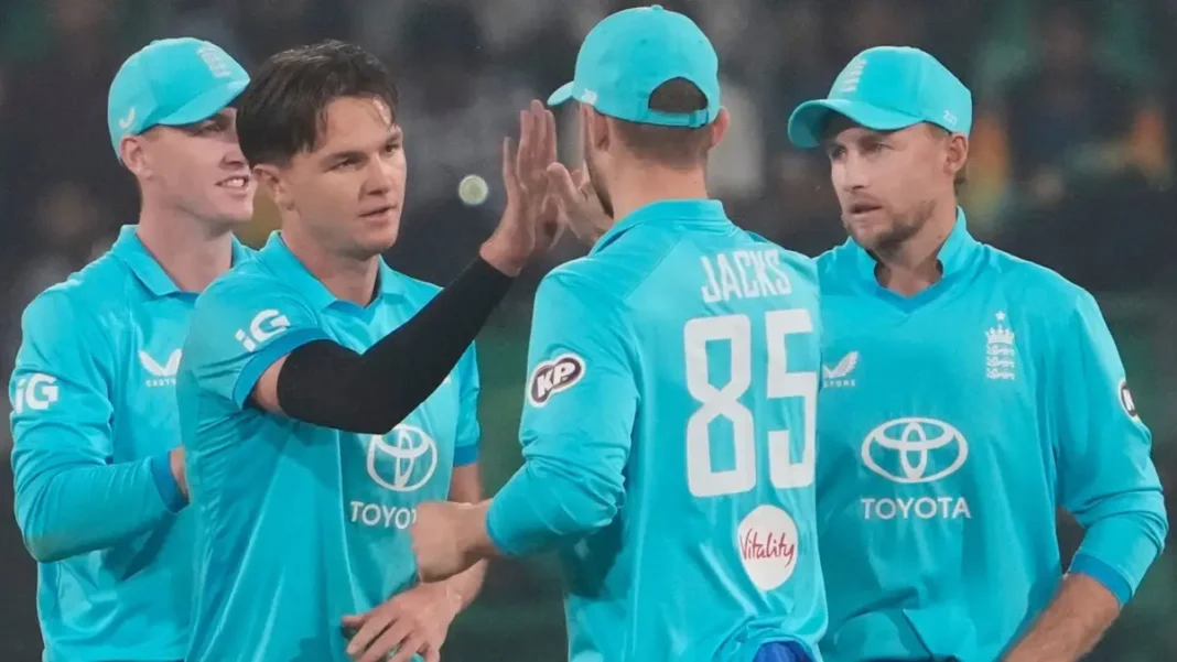 England Beat Sri Lanka by 55 Runs in Lahore England players during the tri-series match against Sri Lanka in Lahore — England beat Sri Lanka