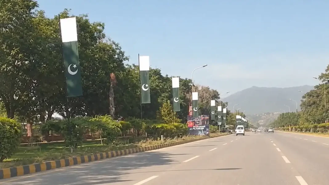 Islamabad Wrong Flag Design Spotted in Red Zone Pakistan flags along an Islamabad road — Islamabad wrong flag design