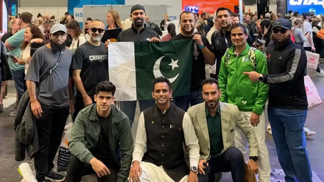 30 Pakistani Runners Set for New York City Marathon Pakistani runners with the national flag ahead of the New York City Marathon