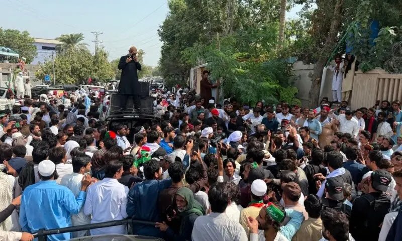 CM Afridi Rejects Governor’s Rule, Emergency as PTI Long March Moves Through K-P PTI long march: supporters gather in Khyber Pakhtunkhwa