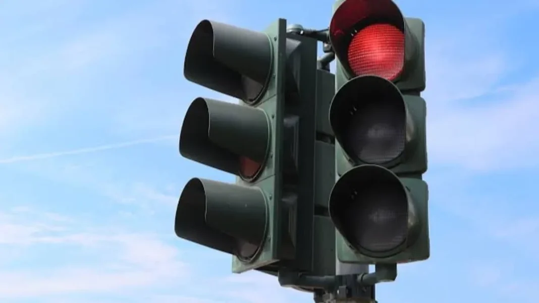 Karachi to Remove Two Traffic Signals on Shahra-e-Quaideen for Smoother Flow Shahra-e-Quaideen traffic signals: KMC plans to remove two signals on the Karachi road and add U-turns to improve traffic flow