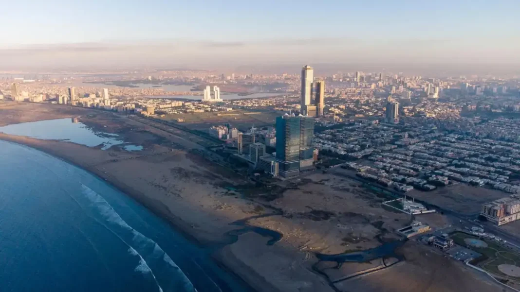 Karachi Population in Crores: 2026 Figure Karachi's skyline along the coast