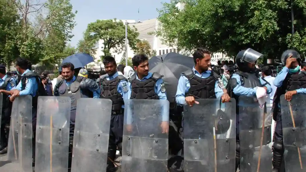 Federal Minister of Law Pakistan: Powers, Duties and Ministry Guide Security outside the Supreme Court of Pakistan in Islamabad