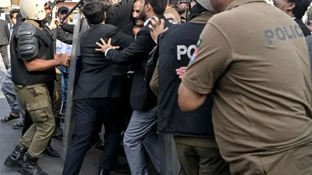 Lawyers Boycott KP Courts Over Governor’s Rule