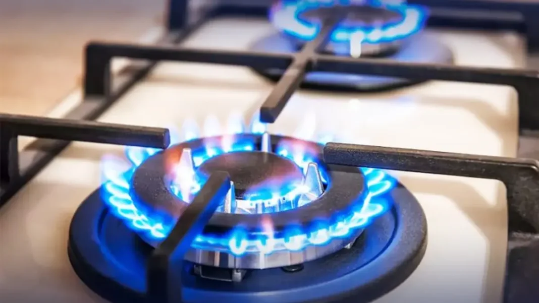 Pakistan Winter Gas Plan May Limit Supply to 8 Hours Gas stove burners with blue flames — Pakistan winter gas loadshedding