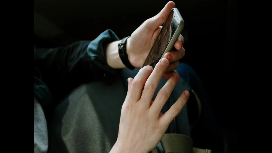 DigUp AI search app finds files by describing content DigUp AI search app - smartphone file search
