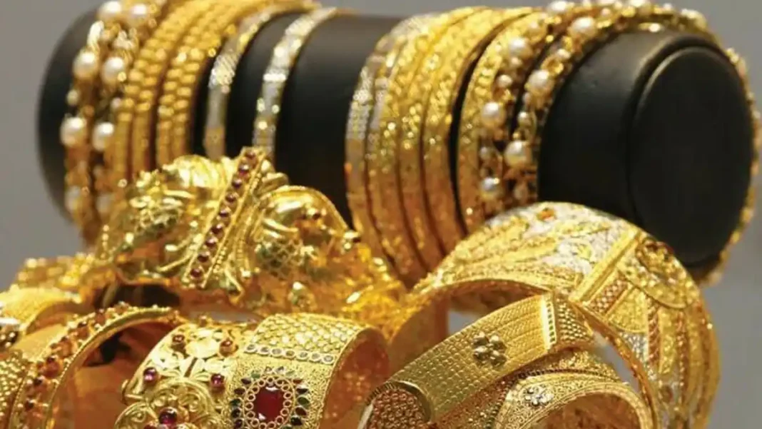 Gold Crashes Rs424536 Tola gold price in Pakistan today — Gold Price in Pakistan Today: Tola Falls to Rs 424,536 (54 c