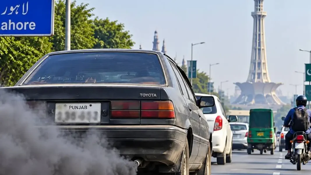 Lahore to Suspend Permits of Smoke Vehicles Black Toyota belching smoke on Lahore road — Lahore smoke emitting vehicles permits
