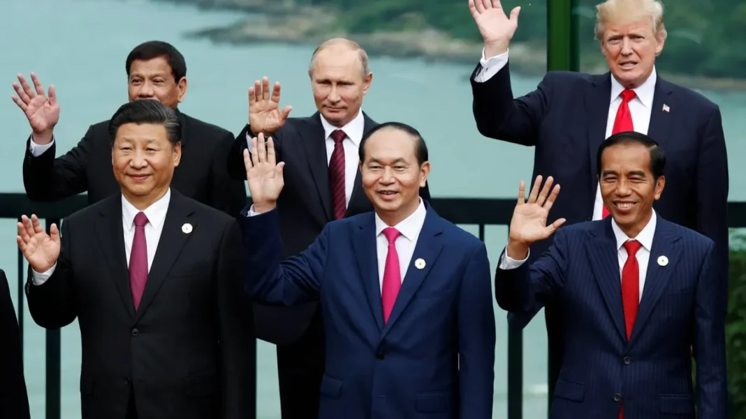 Putin, Trump, Xi Eye Trilateral at APEC Putin Trump Xi trilateral meeting - APEC leaders