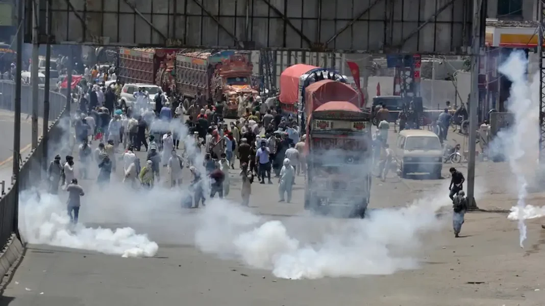 DI Khan: 17 sugar mill workers abducted, Indus Highway blocked DI Khan sugar mill workers abduction