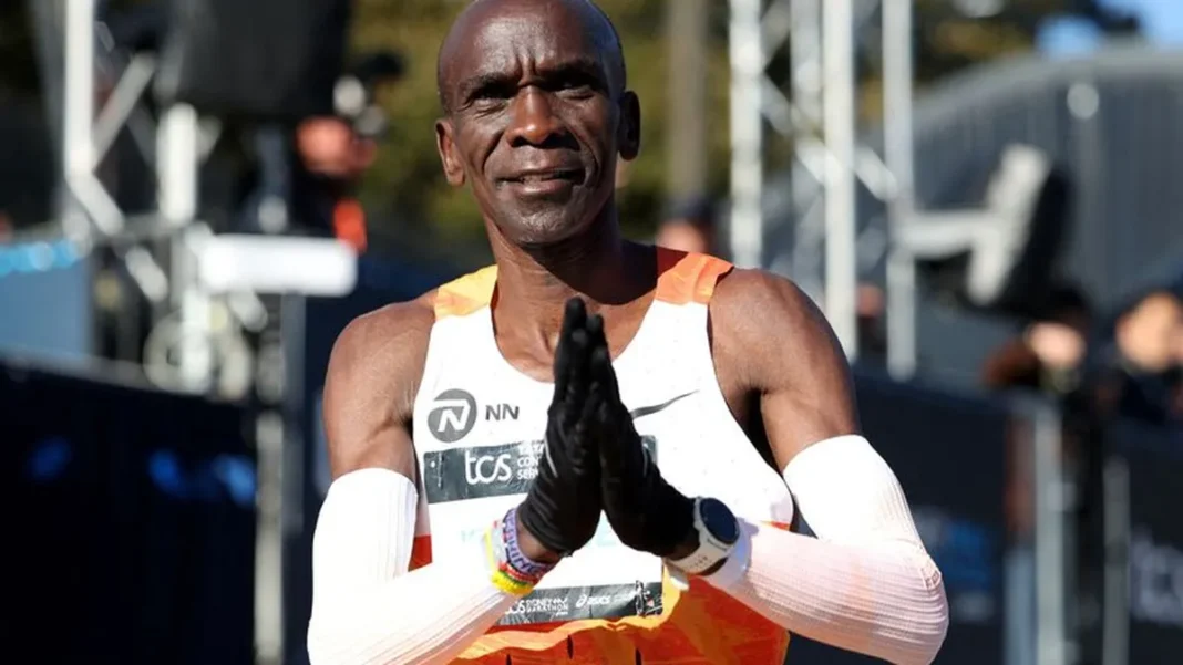Kipchoge Wins Melbourne Marathon in Course Record for First Victory in Three Years Kipchoge Melbourne Marathon win - Eliud Kipchoge celebrates after winning the Melbourne Marathon