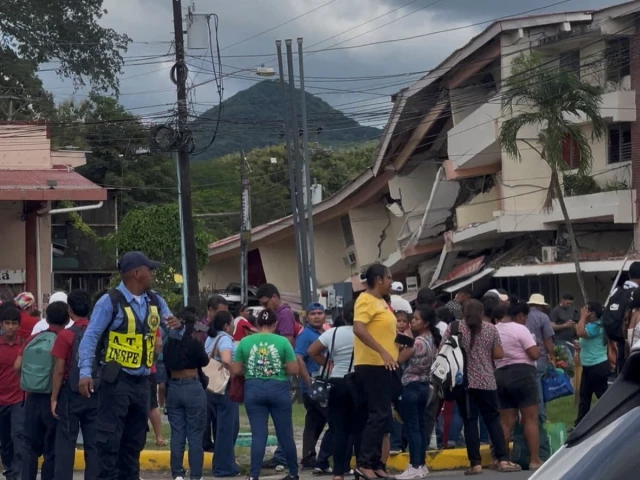 7.7-Magnitude Earthquake Rattles Panama, Damages Buildings and Halts Flights Panama earthquake damage in Herrera province