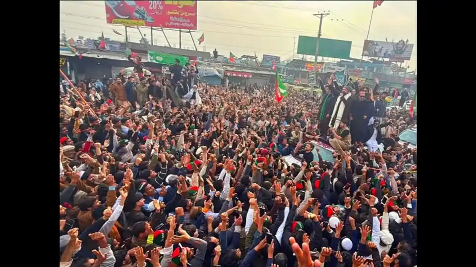 PTI Long March Reaches Mardan, Afridi Vows to Press On PTI long march Mardan — supporters at the protest rally