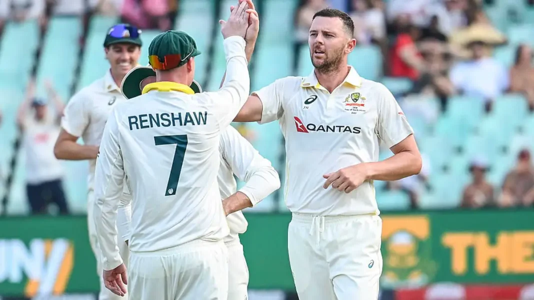 South Africa close on 102-4 as Australia move to brink of Durban win Josh Hazlewood celebrates a wicket with Matt Renshaw as South Africa reach 102 for 4 in the Durban Test