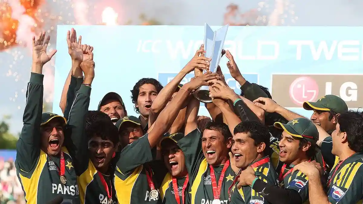 Pakistan 2009 T20 World Cup winners - team lifts trophy at Lord's