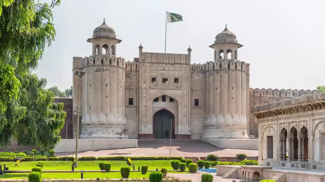 Pakistan Business Visa: Requirements & Multi-Entry Options Lahore Fort with Pakistani flag
