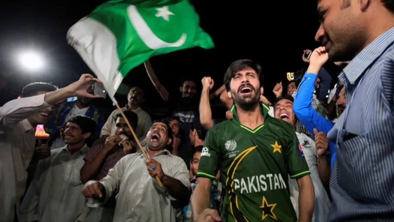 Pakistan Cricket Fans Pictures: The Twelfth Man in Green