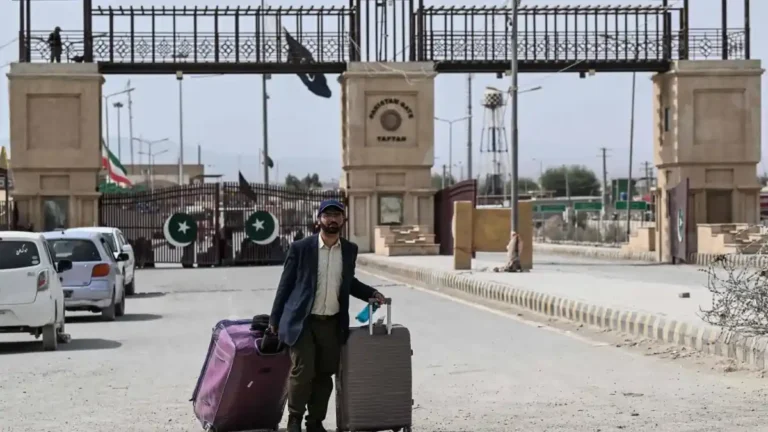 Which Country Is West of Pakistan? Borders Explained