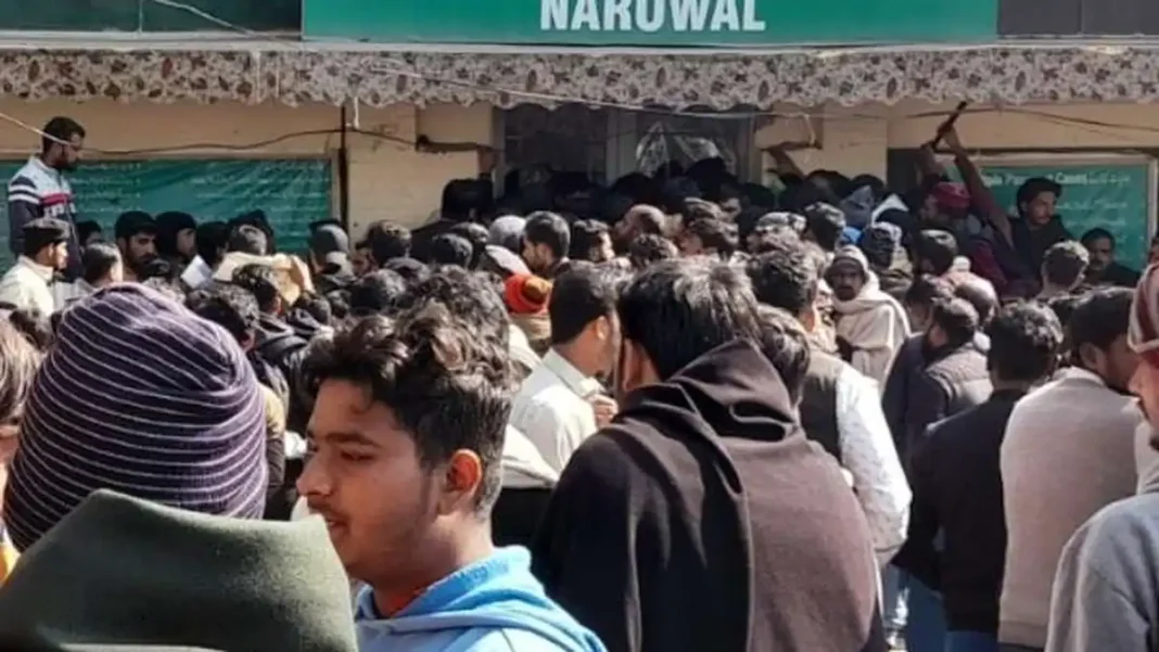 Pakistan Passport Delay: Why It Happens and How to Avoid It Applicants at a passport office