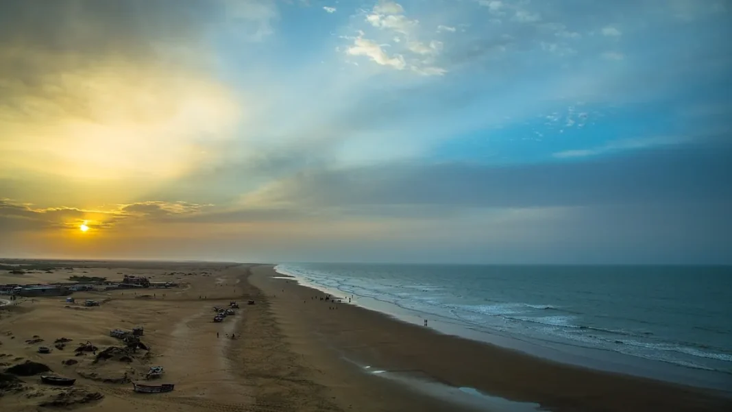 Coastal Length of Pakistan: Sindh and Makran Coasts Compared Contrasting views of Sindh delta coast and Makran rocky coast
