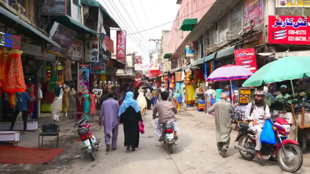Society and Culture of Pakistan: How the Country Really Works Busy street life in Lahore Pakistan
