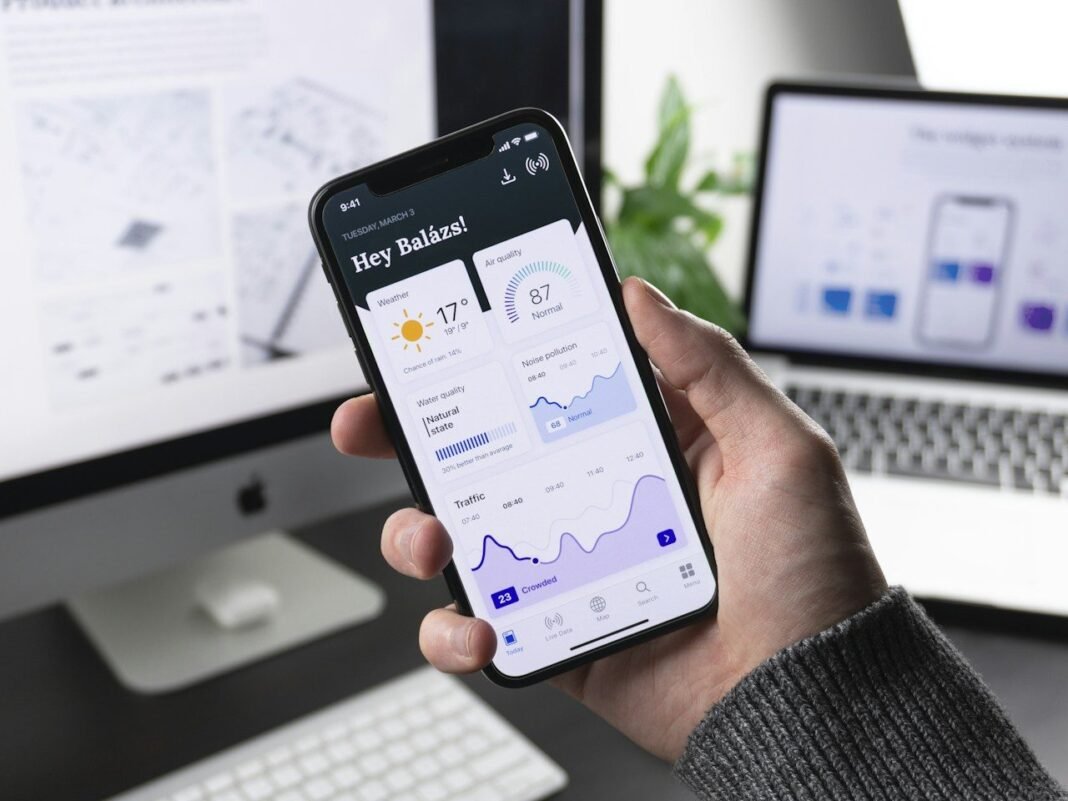 The 20-Minute Subscription Audit: Find Every Forgotten Charge Today Hand holding a phone with app dashboards, the starting point of a subscription audit