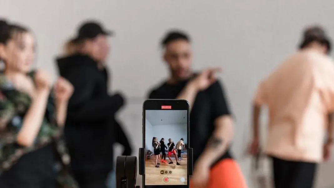 Pakistani Trending Topics: Social Media, TV and Culture Young people filming a TikTok dance video