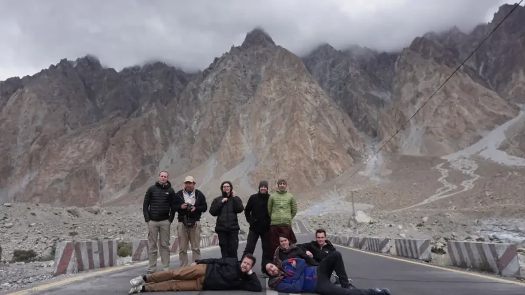 Pakistan Tour Guide: How to Find and Hire the Right Guide Tourist group travelling the Karakoram Highway in Pakistan