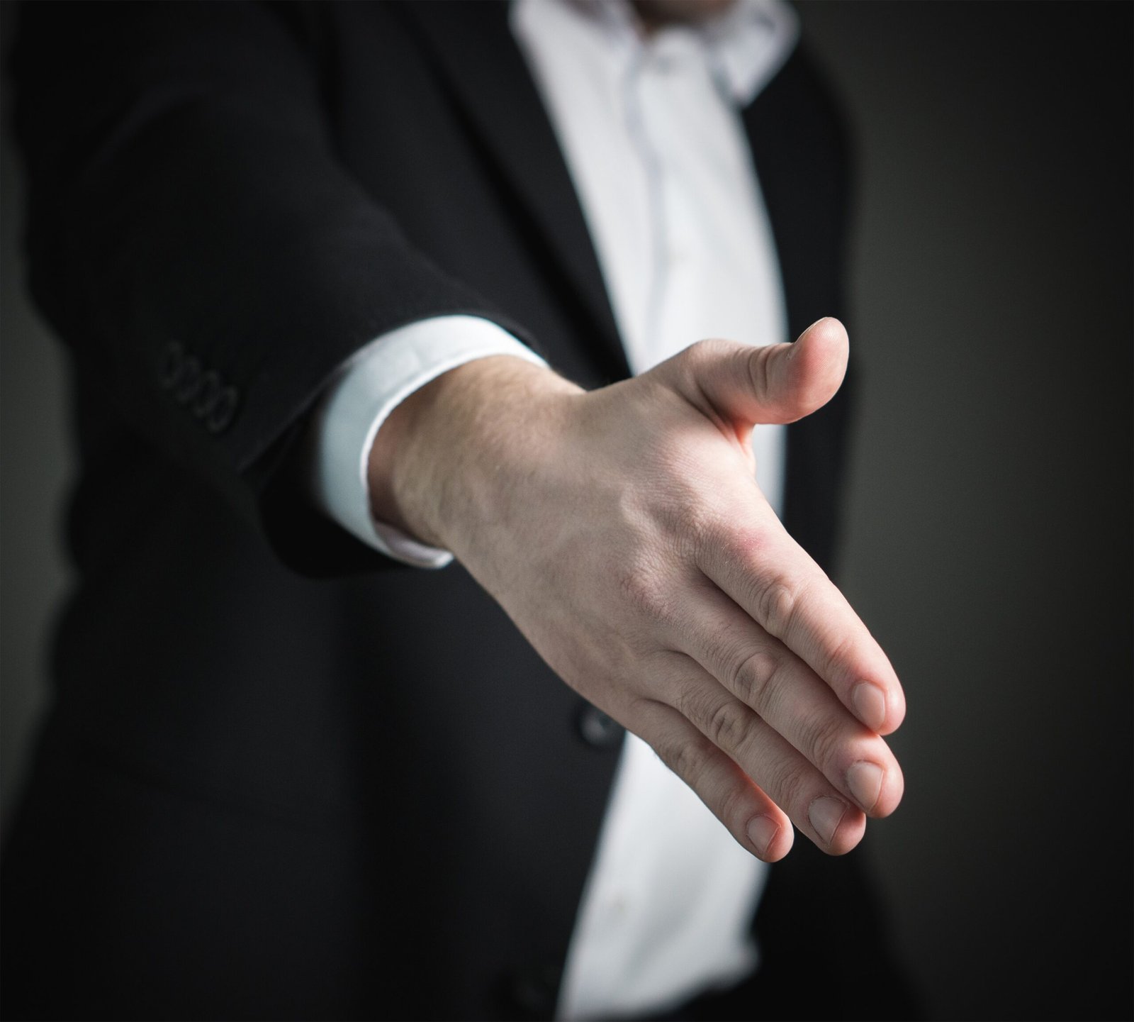 How to negotiate salary as a woman – a professional handshake after a successful negotiation